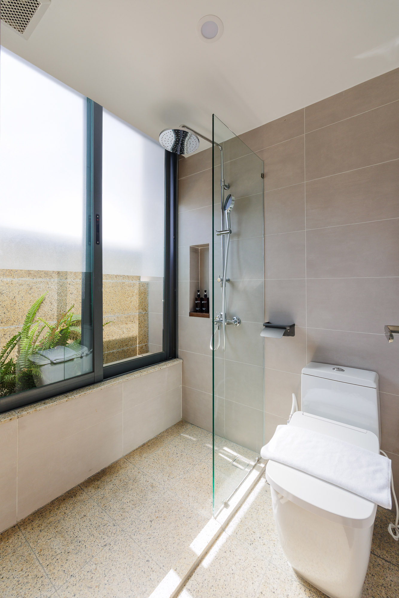 Signature One Bedroom Apartment — hình 4